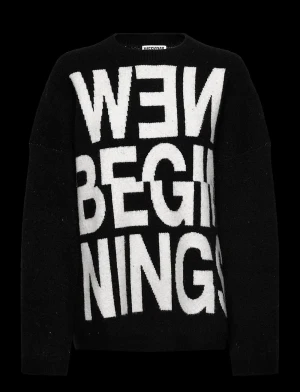  svart Weekday tröja med tryck - Säljer en oversized svart tröja från Weekday med stor vit text 'NEW BEGINNINGS' på. Jag har köpt fel storlek på mig och därför säljer jag den. Och därför sitter den lite större på mig!