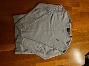 Lyle & Scott tröja - Säljer en riktigt skön blå Lyle &Scott tröja i mycket bra skick. Storleken är S. Hör av dig vid funderingar! Mvh Carl