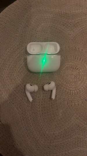 AirPods Pro 2 - Apple AirPods Pro 2 med laddningsetui och USB-C laddkabel. Hörlurarna är i gott skick, fungerar som de ska och laddningsetuit visar grön indikator. Perfekt för trådlös musik och samtal. Inga synliga repor eller skador. Ingen box ingår då jag har slarvat bort den.