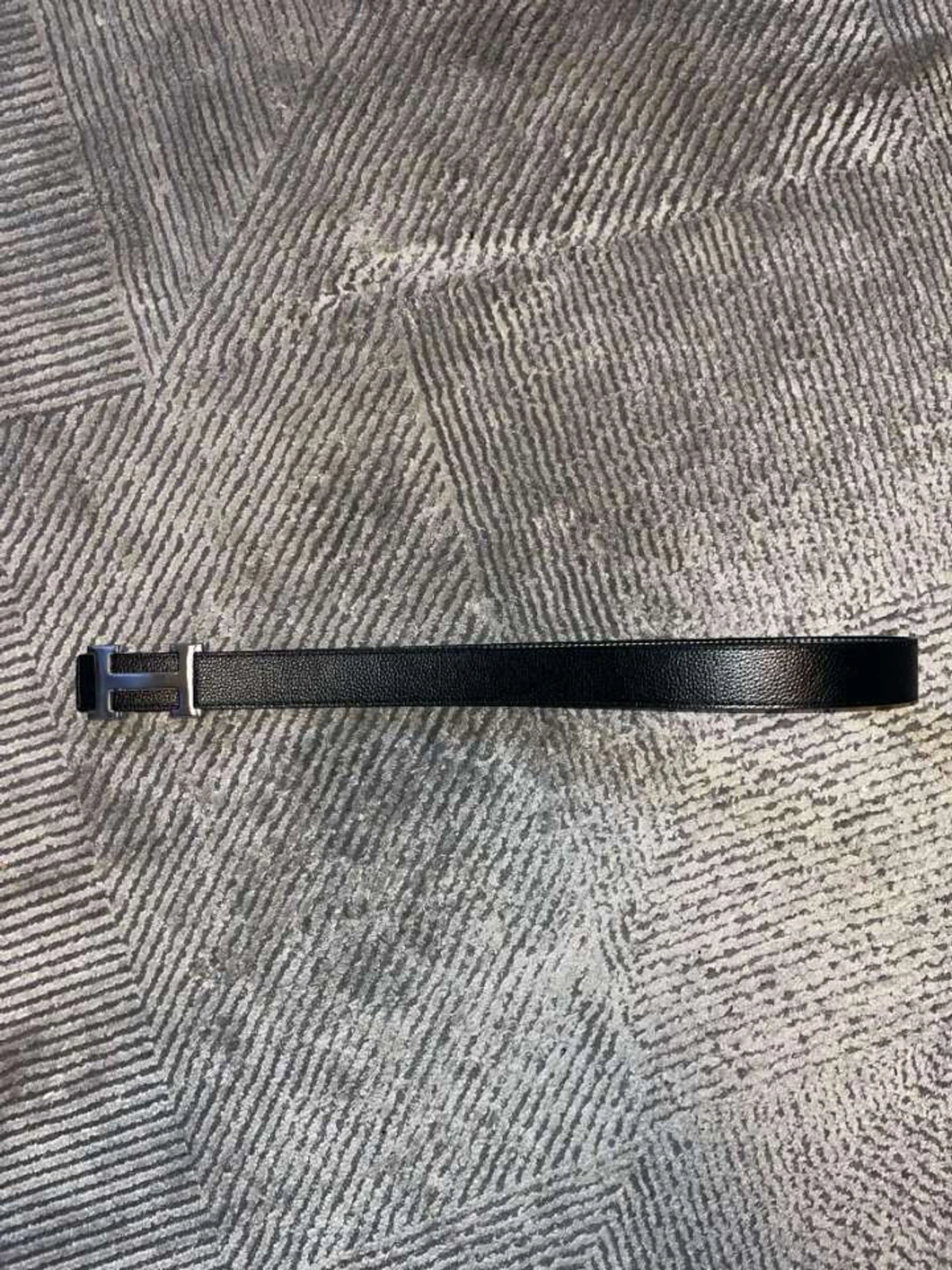 Svart Herm bälte med H-spänne - 1