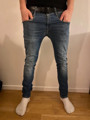 REPLAY JEANS - riktigt feta replay jeans 8/10 skick. Lite slitna och 1 hål lagat, syns knappast. Slim fit storlek 29w 32L