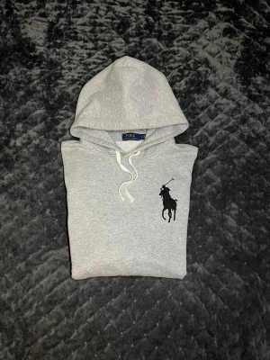 Ralph Lauren Big Pony Hoodie - Tja! Säljer denna schyssta Hoodie från Ralph Lauren. Sjukt sällsynt då den inte görs längre. Toppenskick, utan några som helst defekter. Såklart äkta! Storlek M och är normal i storleken. Hör av dig vid frågor!🌟