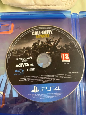 Call of Duty WWII & Call of Duty Black Ops III PS4 - Två populära Call of Duty-spel till PlayStation 4: WWII och Black Ops III. Båda Blu-ray-skivorna är i originalfodral och ser ut att vara i gott skick. Perfekt för dig som vill ha actionfyllda FPS-upplevelser. PEGI 18. Inga synliga repor eller skador.