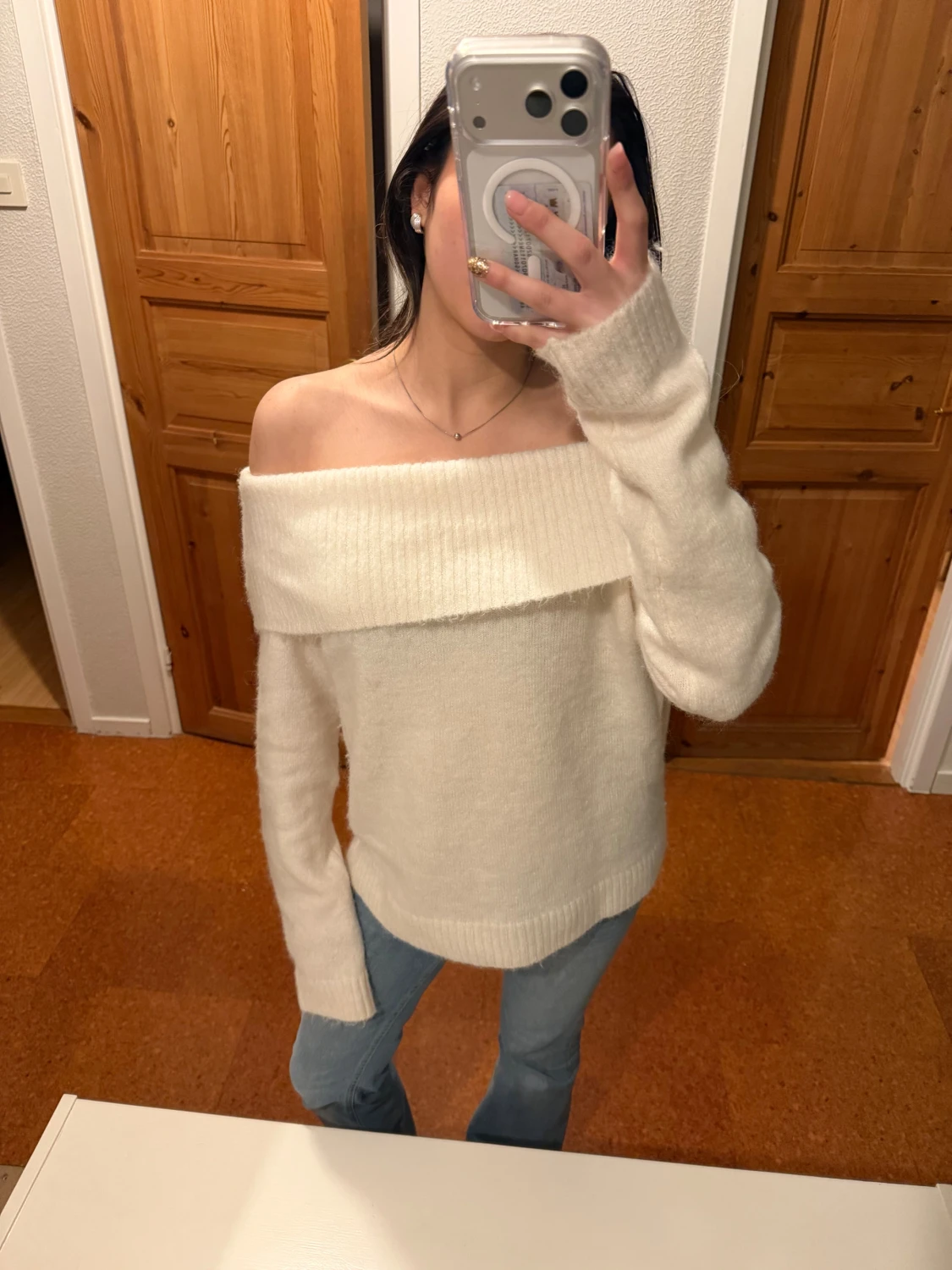 Stickad off shoulder  - 1