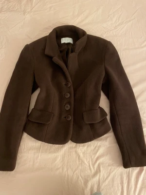 Brun jacka - Chokladbrun kavaj jacka i fleece liknande material. Strl XS