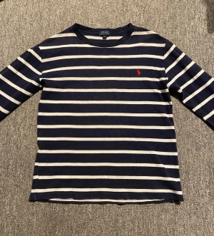 Blå vit randig tröja från Polo Ralph Lauren - säljer nu en blå vit randig tröja från Polo Ralph Lauren, varan är i bra skick, kontakta om mera frågor!