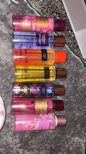 Victoria Secret parfym - Victoria secret parfym för 250kr/st. Vid intresse kom dm så kan du välja vilka av dem du är intresserad på att köpa❤️ alla är nya ingen av dem är använda