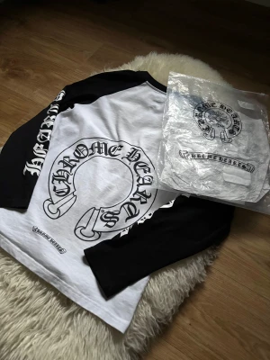Chrome Hearts långärmad  - Säljer nu en tvär fet Chrome Hearts då den inte riktigt passade mig. Materialet är mjukt och tungt med hög kvalité. Påse och lappar finns med! Priset går att diskutera, ställ gärna frågor!