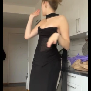 Svart långklänning med mesh och snörning🩷 - Säljer en svart långklänning från babyboo med transparent meshdetaljer, snygg snörning i ryggen och en unik halsringning. Klänningen är figurnära och har ett elegant fall med släp baktill. Perfekt för dig som vill sticka ut med en dramatisk look. Nypris 3000kr, 2300kr för klänningen och 500kr för sjalen, plus frakt som tillkommer då den fraktas från Australien! Den är använd en gång så i jättebra skick!🩷