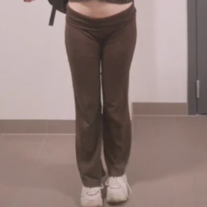 Bruna low waist mjukisbyxor - Bruna mjukisbyxor med låg midja och utsvängda ben. Byxorna har en tight passform upptill och är tillverkade i ett mjukt material. Säljer då dom blivit för stora för mig. Pris går att diskuteras💞