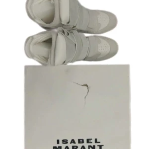 Isabel Marant skor - Säljer nu mina fina Isabel Marant skor som jag köpte på en loppis💞Storleken är 38 men kan passa 37 också. De är nya med box  som är lite sönder📦🩷 Det är budgivning och tjejen som leder her budat 2500kr uppdaterar efter varje bud💞De är vitare än på bilden har gjort en ny annons med vitare bilder. De är mina bilder om du undrar🤗Om du ni vill delta i budgivningen så kan ni skriva vilket pris som helst först innan ni köper så har vi en konversation❤️‍🔥