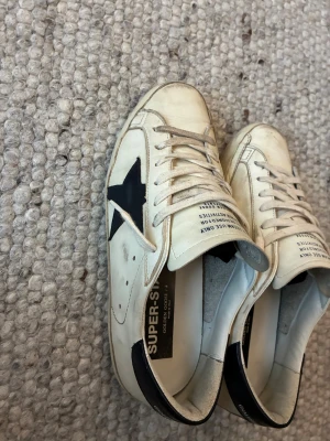 Golden goose skor - Tja! säljer nu dessa sjukt snygga Golden goose skorna i storlek 41, fint skick! allt i bilderna tillkommer! skriv om du har någon fråga// armadiosell