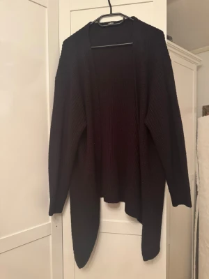 Svart kofta - Svart kofta utan knappar. Lappen sitter inte kvar men koftan passar runt M skulle jag säga men den hade också kunnat vara onesize, men den sitter iallafall loose. Skriv ifall det finns några funderingar🤗💕