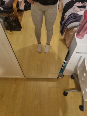 Träningsbyxor  - Beiga träningsbyxor med leopardmönster.