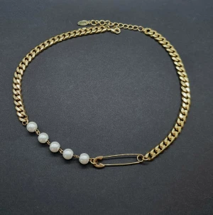 Stilfullt halsband  - Guldpläterat halsband.  Längd-40cm-45cm.Liknande Maria Nilsdotters smycke