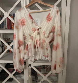 Blommig blus  - En fin blommig blus från Gina som är helt ny med prislapp 🤩 nypris är 400