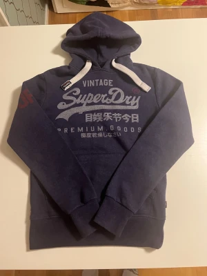Superdry hoodie S (sällsynt) - Superdry hoodie i mörklila färg. Storlek S och passar 168-178 cm lång. Helt perfekt skick som ny. Otroligt snygg och väldigt sällsynt då den inte säljs längre. Kolla gärna in mina andra annonser för mer snygga kläder och rabatt 😃