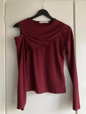 Topp - Topp i med fina detaljer, perfekt för jul. Storlek L från Nakd (liten i storlek) Fint skick. 