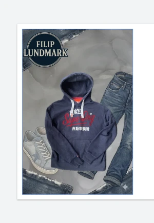 2000s Vintage SuperDry Hoodie (Sällsynt!) - Säljer nu denna sjukt snygga vintage SuperDry hoodie🤩 Väldigt sällsynt då den inte sålts i affär på flera år och detta skick för ett bättre pris går inte att hitta!😊 Storlek XL men passar L🙌 Skriv vid funderingar 📲