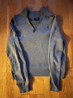 Ralph lauren zip - Ralph lauren quarter zip som knappt är använd i storlek S. Sitter true to S men möjligtvis mer åt M hållet än det mindre. OBS, återuppladdat