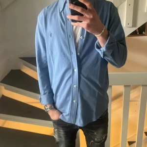 Ralph lauren skjorta - En riktigt snygg skjorta med materialet mesh, använt lite, ett litet hål vid sidan om som ska jag ska sy om. Storlek S men den kan passa M också. säljer för 800