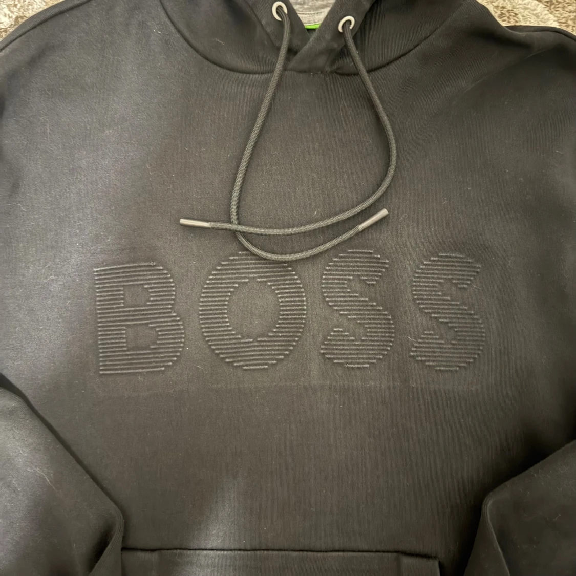 Svart hoodie från BOSS med broderad logga - 1