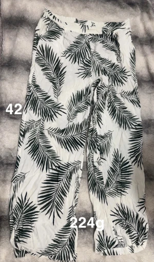 Tunna byxor  - Fint använt skick. Storlek 42