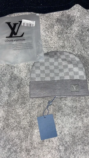  LOUIS V mössa - Fin Louis V grå mössa storlek one size