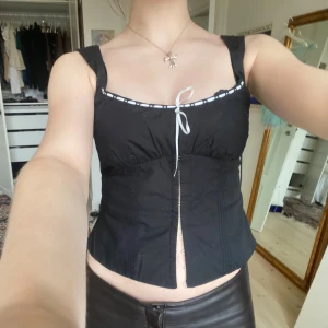 Supersnygg!!! Topp från bershka - Supersnygg topp med justerbara band och dragkedja i sidan! 