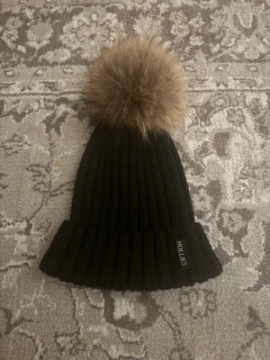 Hollies mössa  - Säljer denna mysiga mössan från hollies.