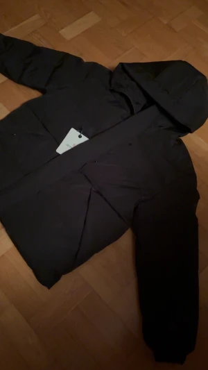 Vinterjacka   - Svart monclizzy i storlek XL med huva och dragkedja. Riktigt fet modell, helt ny!