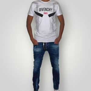 Givenchy t shirt strl S - Helt ny Givenchy T-shirt (strl S).   Mycket fin replika med hög kvalitet och normal passform.   Modellen på bilderna är 175 cm lång.  Pris: 649 kr. Först till kvarn.   Skickas inom 24 timmar.