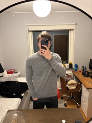 Suitsupply tröja  - Stickad tröja från suitsupply i 100% ull. Riktigt skön och passar till alla olika tillfällen. Den är storlek M, men sitter ganska tajt så mer åt S hållet. Väldigt bra skick annars! Hör av vid frågor!