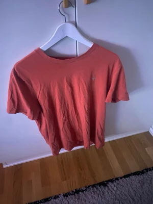 Röd/orange Morris T-shirt - Skön manlig Morris T-shirt 