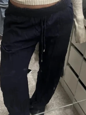 Snygga och bekväma linnebyxor  - Säljer ett par snygga linnebyxor i mörkblå.