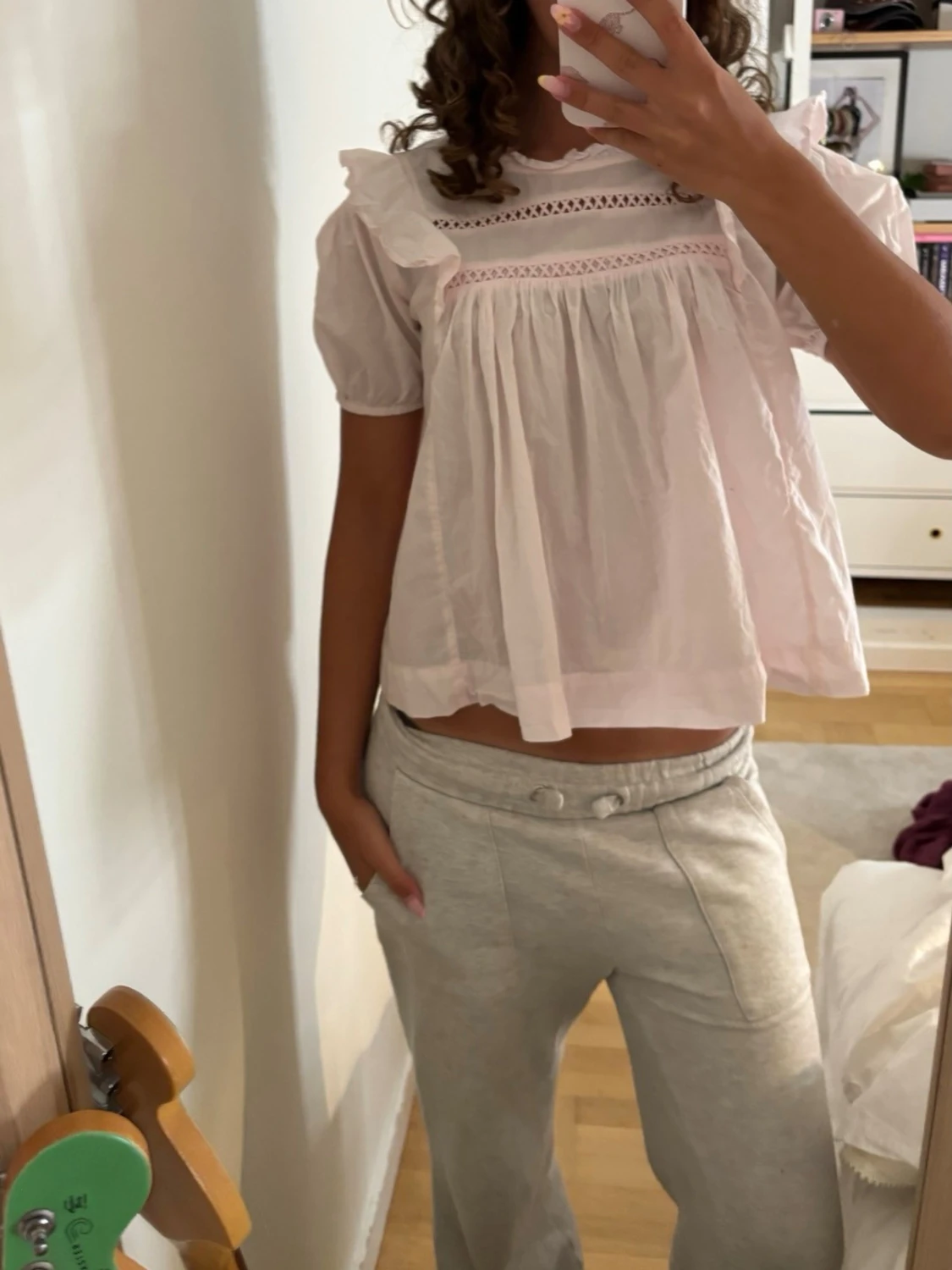 Ljusrosa blus med volang och spets - 1