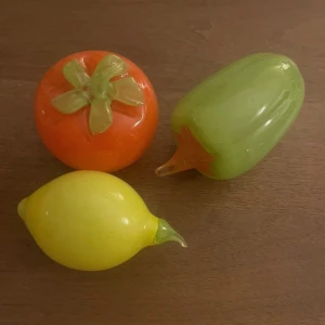 Unika Glasdekorationer – 99 kr - Ge ditt hem en touch av elegans med dessa vackra glasdekorationer! Perfekta för att lysa upp alla rum, dessa konstverk kommer att fånga allas blickar.  *   Design: Finns i olika former som frukt och grönsaker *   Material: Tillverkade i högkvalitativt glas *   Pris: Endast 99 kr  Passa på att köpa dessa unika dekorationsföremål till ett fantastiskt pris. 