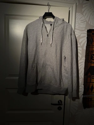 2 HM zip  - 1 grå Hm zip hoodie i storlek L knappt använd   1 svart Hm zip hoodie i storlek L knappt använd  Säljs inte separat.