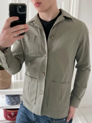 John Henric overshirt  - John Henric overshirt M, inga defekter. Storlek M, modellen är 180,75 kg och passar honom bra 😊 sjukt nice tröja asså rekommenderar verkligen 