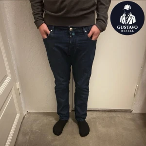 JACOB COHEN JEANS - Tja. Säljer dessa sjukt snygga Jacob Cohen jeans i ett extremt fint skick, använda få gånger (Obs: kolla sista bild för en nästan osynlig liten reva). Modell 622: slim fit. De är i storlek W32. Tveka inte på att ställa frågor! 😊