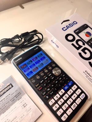 Casio FX-CG50 Grafräknare  - Säljer en Casio FX-CG50 grafräknare i mycket fint skick. Köpt 2024-11-24 för 1400 kr från Kjell&Company. Säljs på grund av programbytet. Orginalkartong + laddkabel medföljer. Perfekt för gymnasiet, högskola eller universitet. 