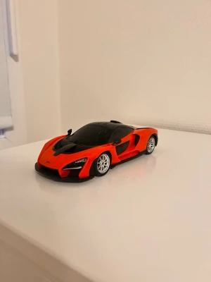 Mclaren leksaksbil 20cm - Stilren mclaren leksaksbil. Perfekt för dekoration. 20cm lång