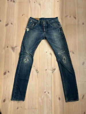 Dondup Jeans - Dondup jeans med feta slitningar i W30 | Mått: Midja: 38, Längd 103cm | Vid frågor eller diskussion om pris är det bara att skriva ✍🏼| Frakt inom 48h📦