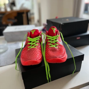 Kobe Reverse Grinches - Storlek 43, knappast använda. Väldigt bekväma, priset är ej hugget i sten och kan gå ner i pris vid snabb affär. Skriv vid minsta fundering