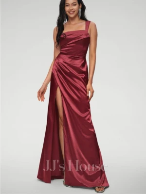 Vinröd långklänning med slits - Vinröd långklänning från JJ's House i glansigt satinliknande material. Klänningen har breda axelband, asymmetrisk axel, figurnära passform och en hög slits framtill. För stor i storlek vid leverans så den är insydd till stl. 36/38. Använd en gång, tvättad och i bra skick. 