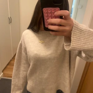 Beige stickad tröja med vida ärmar  - Jätte fin beige stickad tröja från Gina tricot i storlek 170💗💗