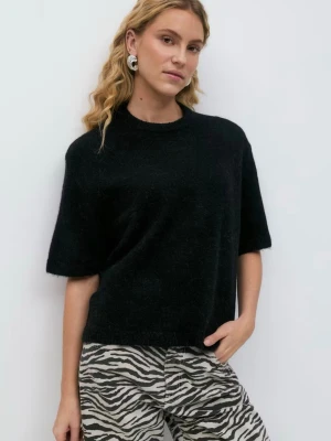 Svart trekvartsärmad stickad tröja - En svart stickad tröja från Gina Tricot med trekvartsärmar och rund hals. Tröjan har en loose passform och är gjord i ett mjukt material som känns lyxigt. Perfekt att styla med jeans eller kjol för en chill look. Den är i storlek S och slutsåld!