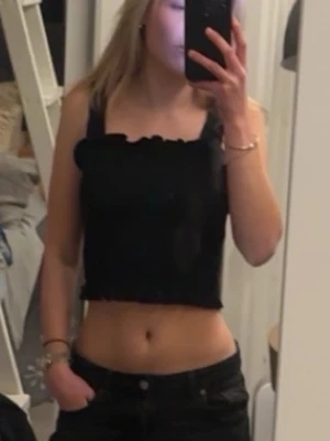 Svart volangtopo - Svart topp med volang! Passform xxs-s🙌Super fin till jeansshort, jeans och kjolar!🌸Tyvärr klippt lappen :(