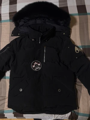 Svart Moose Knuckles jacka - Säljer för den är lite kort på mig. Helt ny.