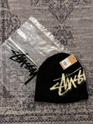 Stüssy/stussy mössa - Säljer min jätte snygga mössa från Stüssy, skriv vid frågor, priset är förhandlingsbart och kan skicka direkt efter köpet ☺ Passar både män och kvinnor 